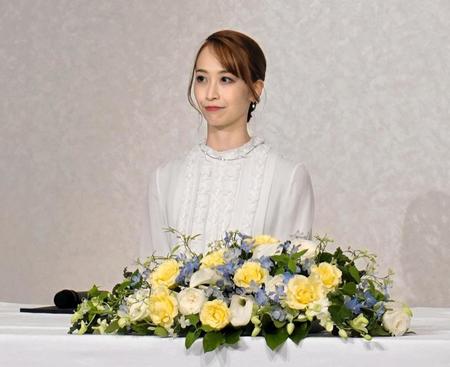 　会見した月組トップ娘役の海乃美月