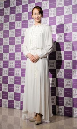 　会見した月組トップ娘役の海乃美月