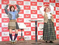 　登壇した峯岸みなみ（左）とやす子