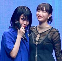 　広瀬すず（右）の横で涙ぐむアイナ・ジ・エンド（撮影・園田高夫）