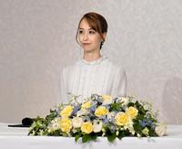 　会見した月組トップ娘役の海乃美月