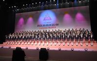 　ポーズを決めるＰＲＯＤＵＣＥ　１０１　ＪＡＰＡＮ　ＴＨＥ　ＧＩＲＬＳの練習生（撮影・西岡正）