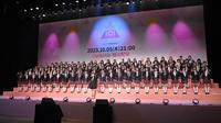 　アンバサダーの矢吹奈子（手前）とＬＥＡＰ　ＨＩＧＨポーズを決めるＰＲＯＤＵＣＥ　１０１　ＪＡＰＡＮ　ＴＨＥ　ＧＩＲＬＳの練習生（撮影・西岡正）