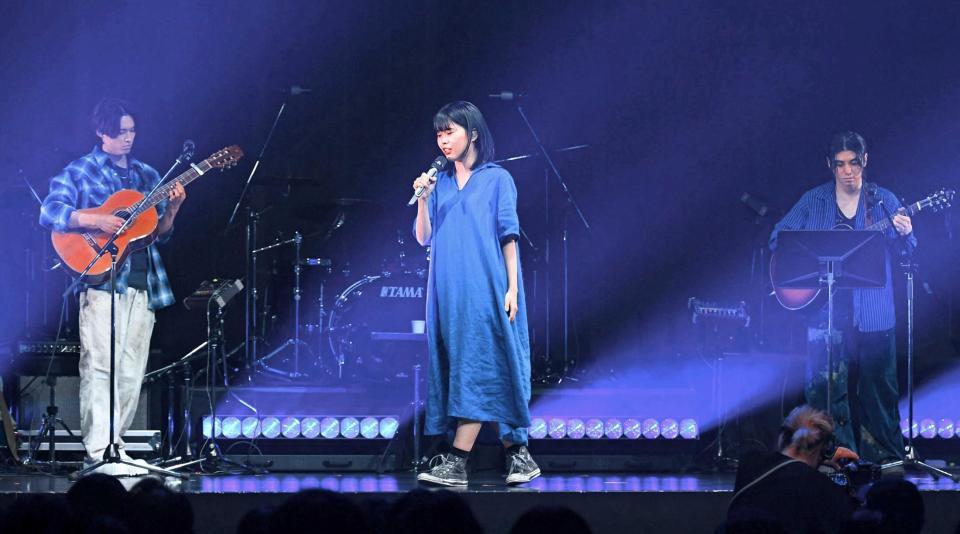 　アイナ・ジ・エンド（中央）の歌に合わせてギター演奏をする松村北斗（左）と村上虹郎（撮影・園田高夫）