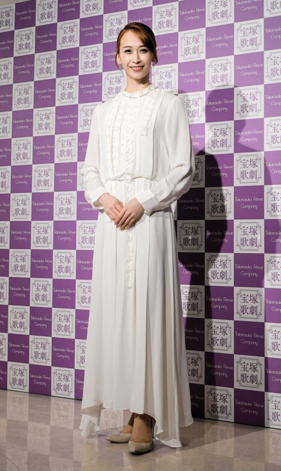 　会見した月組トップ娘役の海乃美月