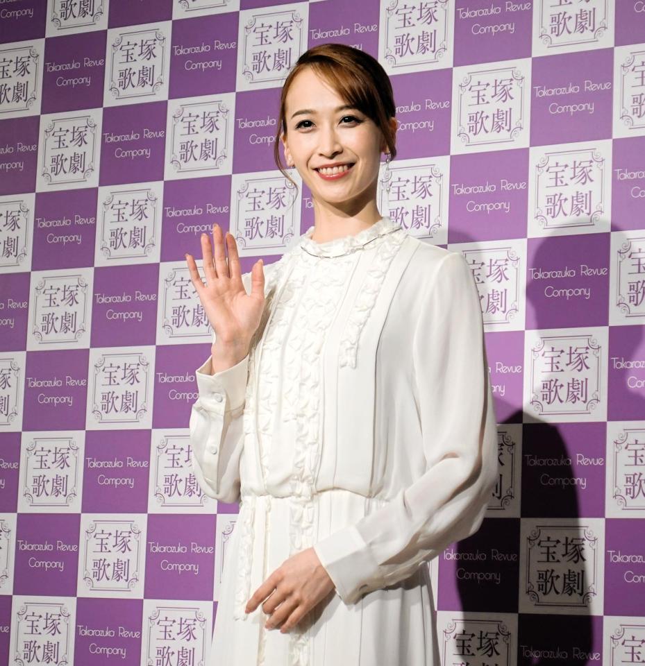 　会見した月組トップ娘役の海乃美月