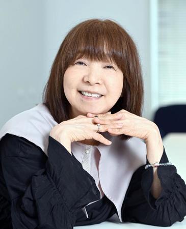 　インタビュー中に笑顔を見せるイルカ（撮影・金田祐二）