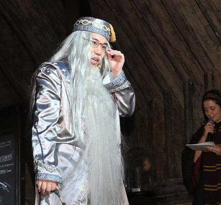 　結婚の質問に答える霜降り明星・せいや（撮影・西岡正）