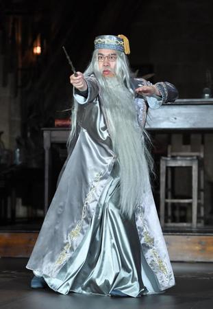 　ダンブルドア校長のコスプレでポーズを決める霜降り明星・せいや（撮影・西岡正）