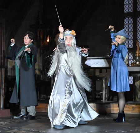 　ダンブルドア校長のコスプレでポーズを決める霜降り明星・せいや（中央）＝撮影・西岡正