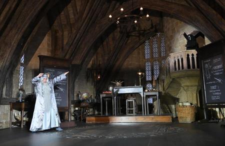 　現れたデスイーター（右上）と対決する霜降り明星・せいや（撮影・西岡正）