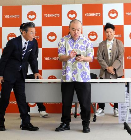 　間寛平ＧＭ（左）に見守られながらオリジナルソングを披露しようとする吉本新喜劇・多和田上人