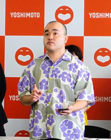 　アーティストモードでオリジナルソングの歌い出しを待つ吉本新喜劇・多和田上人