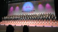 　壇上に勢ぞろいした「ＰＲＯＤＵＣＥ　１０１　ＪＡＰＡＮ　ＴＨＥ　ＧＩＲＬＳ」の練習生（撮影・西岡正）