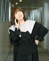 　自らコーディネートした衣装で笑顔を見せるイルカ（撮影・金田祐二）