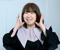 　笑顔でインタビューに応じるイルカ（撮影・金田祐二）