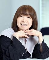 　インタビュー中に笑顔を見せるイルカ（撮影・金田祐二）