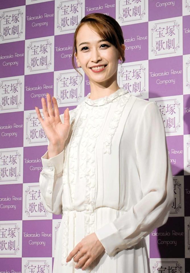 　退団会見を行った海乃美月
