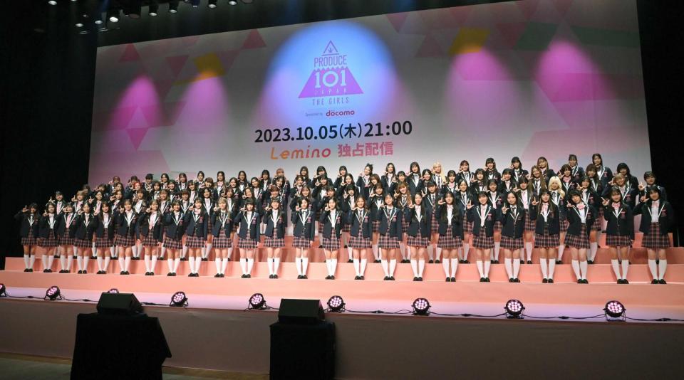 　壇上に勢ぞろいした「ＰＲＯＤＵＣＥ　１０１　ＪＡＰＡＮ　ＴＨＥ　ＧＩＲＬＳ」の練習生（撮影・西岡正）