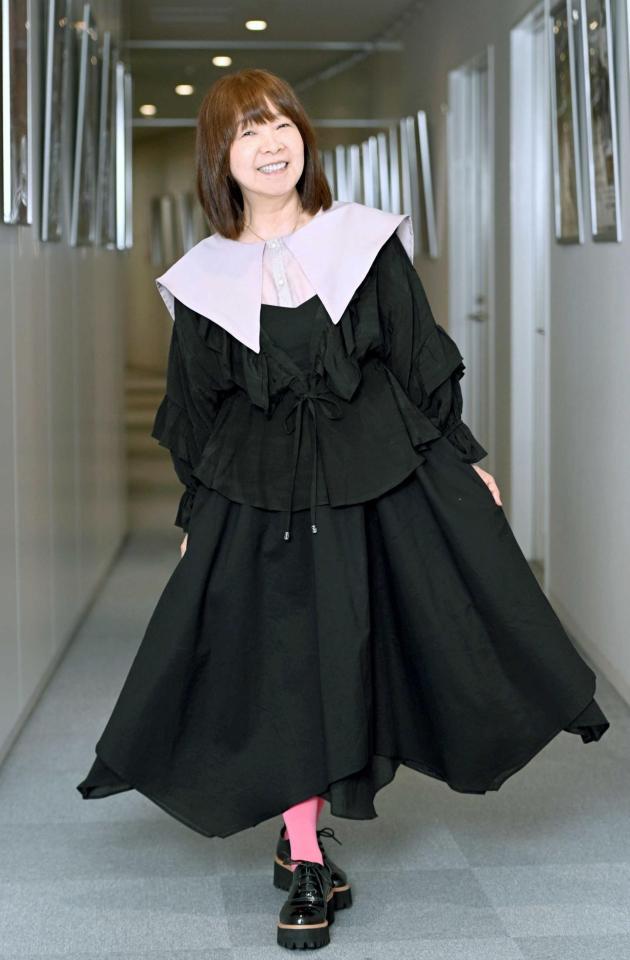 　自らコーディネートした衣装で笑顔を見せるイルカ（撮影・金田祐二）