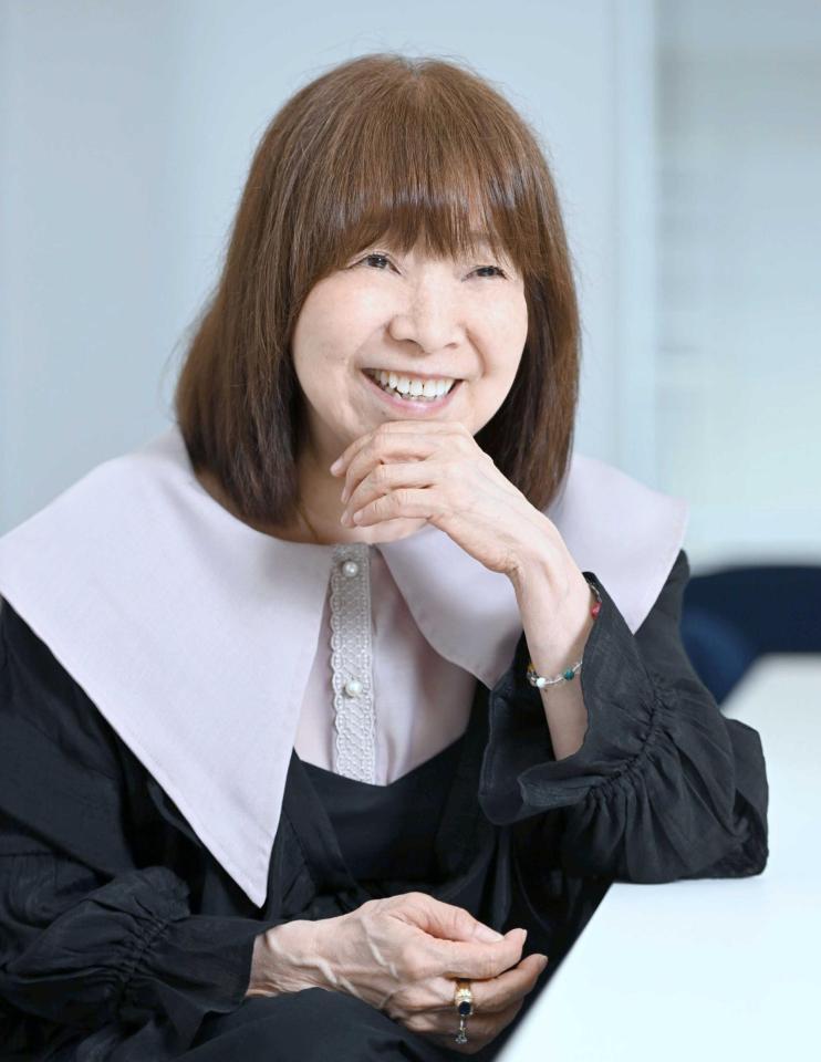 　笑顔でインタビューに応じるイルカ