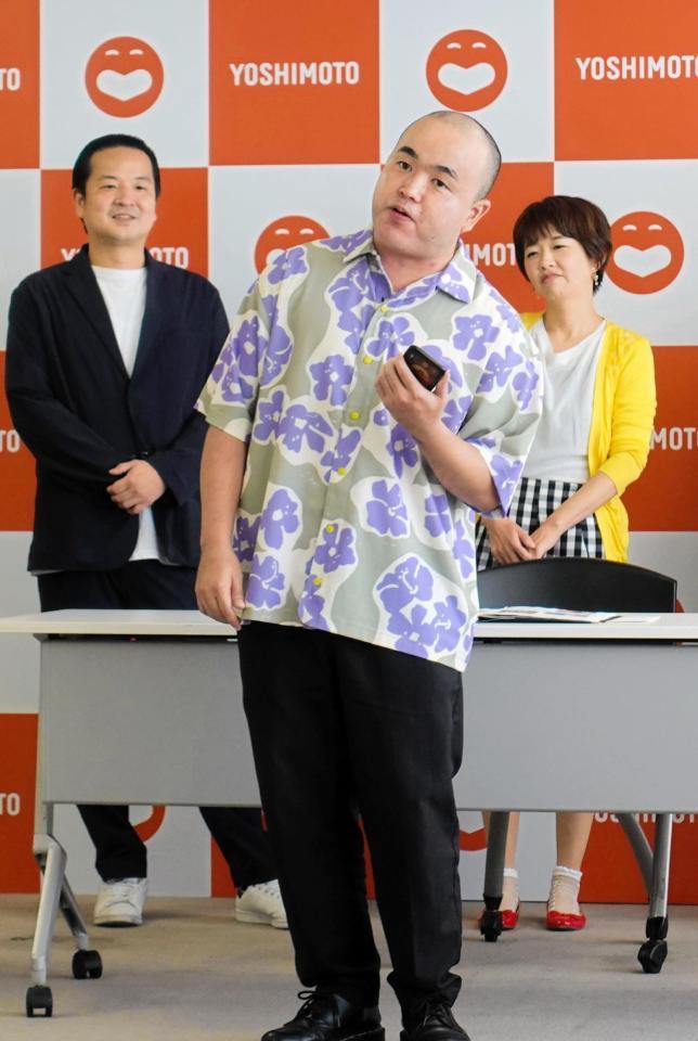 　オリジナルソングを披露する吉本新喜劇・多和田上人（前列）と見守る奥重敦史（左）、秋田久美子（右）