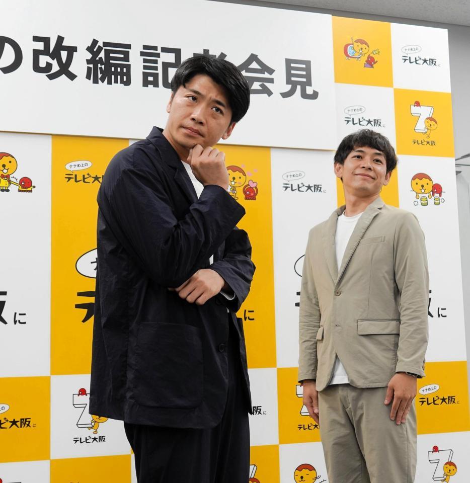 違和感あるポーズをとるさや香・新山（左）と石井