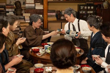 綾と造った新酒を、竹雄が万太郎に注いで…。左から、寿恵子（浜辺美波）、万太郎（神木隆之介）、竹雄（志尊淳）、綾（佐久間由衣）