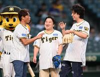 　ファーストピッチセレモニーを終え、談笑する（左から）桧山進次郎氏、ニッポンの社長・ケツと辻＝２６日