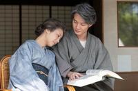 妻・寿恵子（浜辺美波）に図鑑を見せる万太郎（神木隆之介）