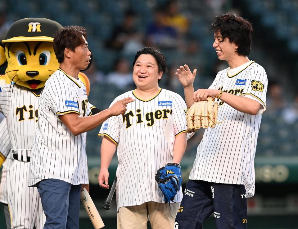 　ファーストピッチセレモニーを終え、談笑する（左から）桧山進次郎氏、ニッポンの社長・ケツと辻＝２６日