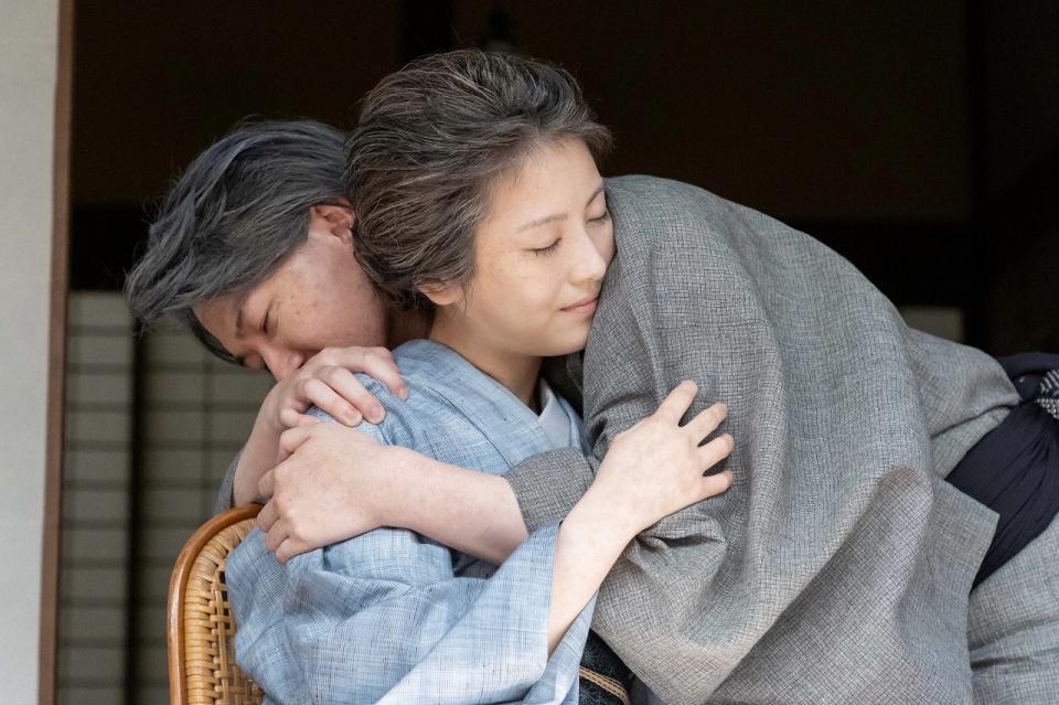 糟糠の妻・寿恵子（浜辺美波）と抱き合う万太郎（神木隆之介）