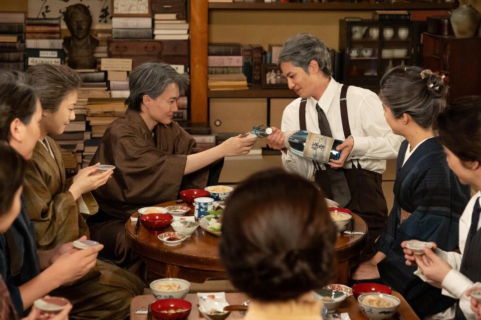 綾と造った新酒を、竹雄が万太郎に注いで…。左から、寿恵子（浜辺美波）、万太郎（神木隆之介）、竹雄（志尊淳）、綾（佐久間由衣）