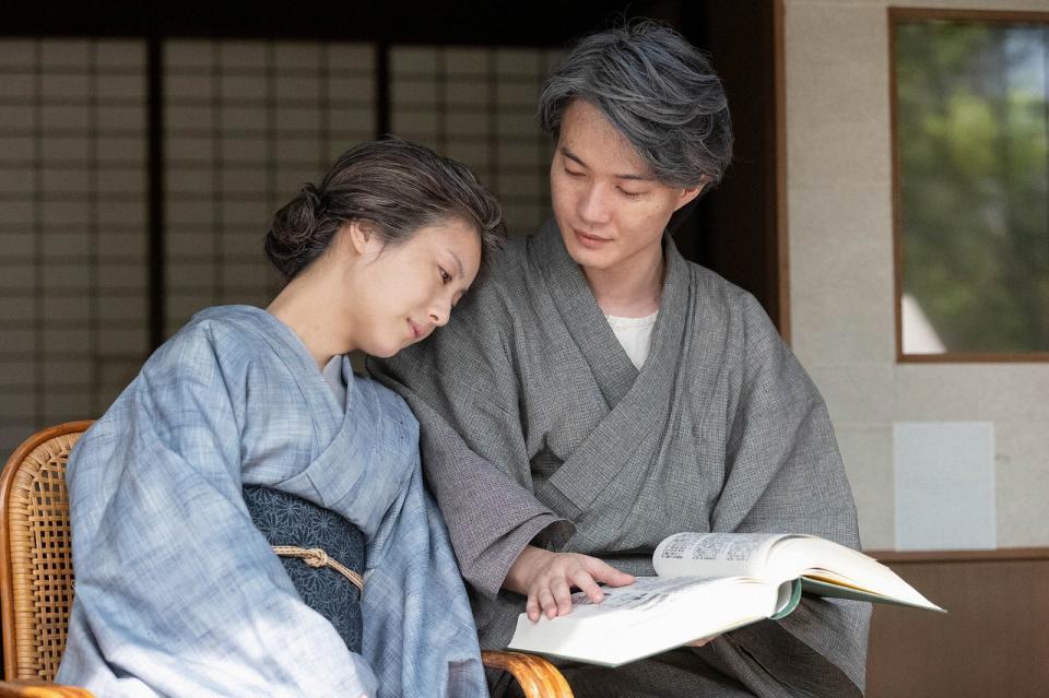 妻・寿恵子（浜辺美波）に図鑑を見せる万太郎（神木隆之介）