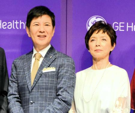 　関根勤（左）と榊原郁恵