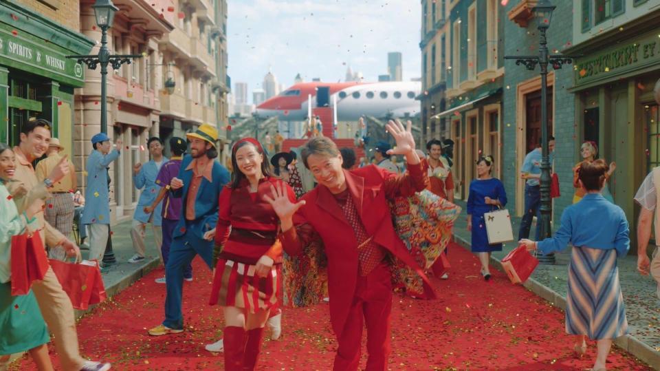 　ＣＭ初共演を果たした中居正広（中央右）と広瀬すず（同左）