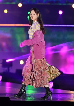 　Ｒａｋｕｔｅｎ　ＧｉｒｌｓＡＷＡＲＤ２０２３Ａ／Ｗに登場した梅澤美波（撮影・三好信也）