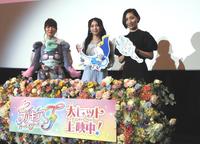 　大ヒット御礼舞台あいさつに出席した（左から）種﨑敦美、関根明良、坂本真綾