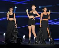 　Ｒａｋｕｔｅｎ　ＧｉｒｌｓＡＷＡＲＤ２０２３Ａ／Ｗに登場した（左か）田中芽衣、ゆうちゃみ、香川沙耶（撮影・三好信也）