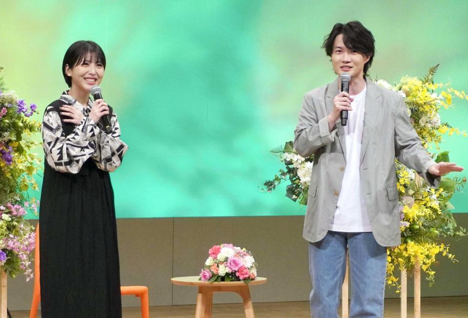 　「らんまん」の最終回を見る会にサプライズ登場した神木隆之介（右）と浜辺美波