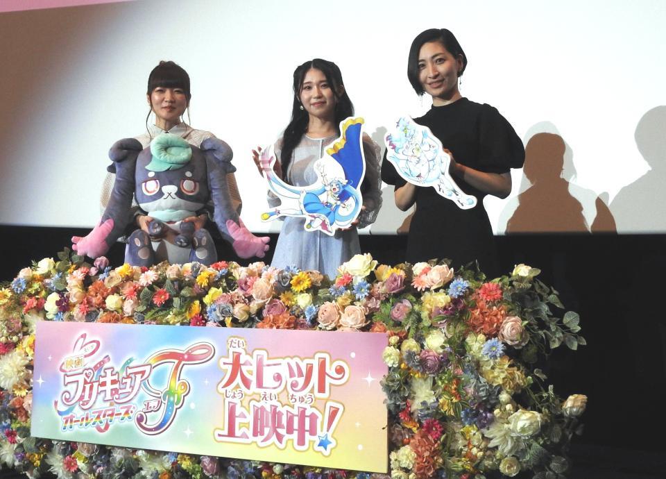 　大ヒット御礼舞台あいさつに出席した（左から）種﨑敦美、関根明良、坂本真綾