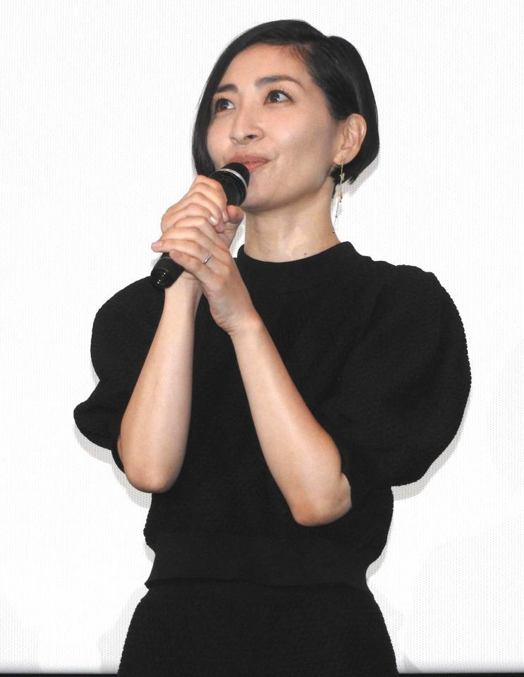 　客席を見やりあいさつする坂本真綾