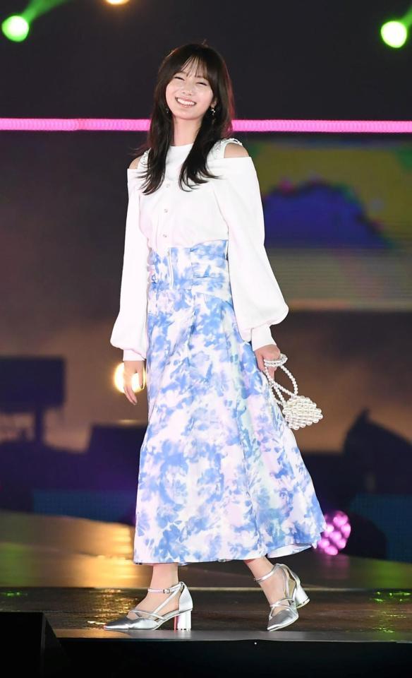 　Ｒａｋｕｔｅｎ　ＧｉｒｌｓＡＷＡＲＤ２０２３Ａ／Ｗに登場した田村保乃（撮影・三好信也）