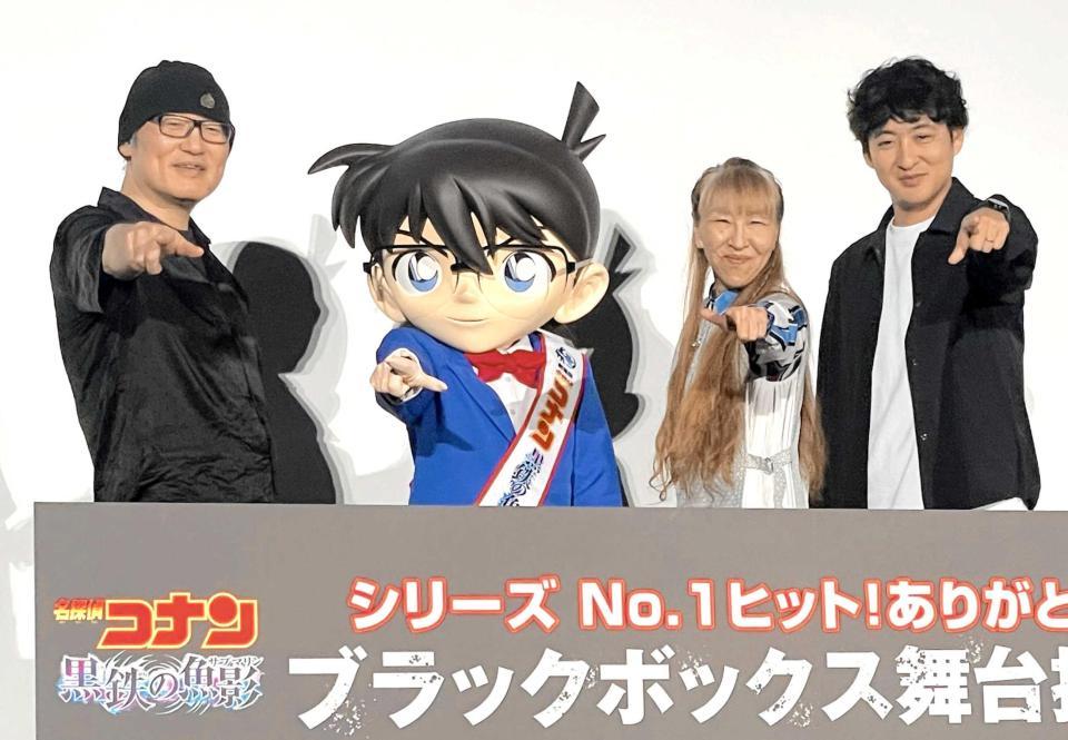 　決めポーズをする（左から）青山剛昌氏、江戸川コナン、高山みなみ、立川譲監督