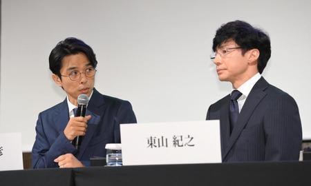 　記者会見で東山紀之（右）を見ながら質問に答える井ノ原快彦（撮影・伊藤笙子）