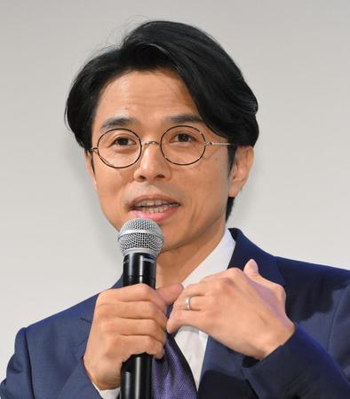 　記者会見で記者の質問に答える井ノ原快彦（撮影・伊藤笙子）