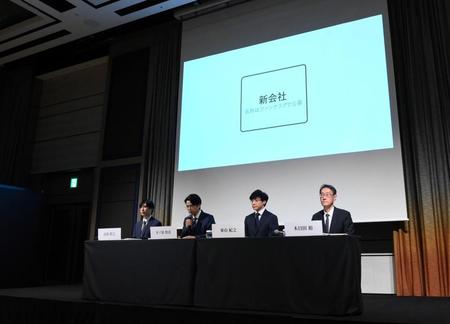 　記者会見で新会社設立について説明する井ノ原快彦（中央左）と東山紀之（同右）＝撮影・伊藤笙子