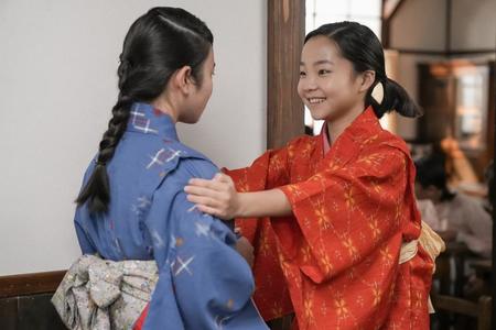 教室で、鈴子（澤井梨丘・右）はタイ子（清水胡桃）にある提案をする