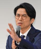 　記者会見で不満を言う記者に落ち着くよう伝える井ノ原快彦（撮影・伊藤笙子）