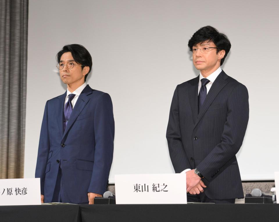 　記者会見に登壇した井ノ原快彦（左）と東山紀之（撮影・伊藤笙子）